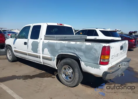 2001 Chevrolet Silverado 1500 из США, поврежденный, VIN 2GCEC19V311228016